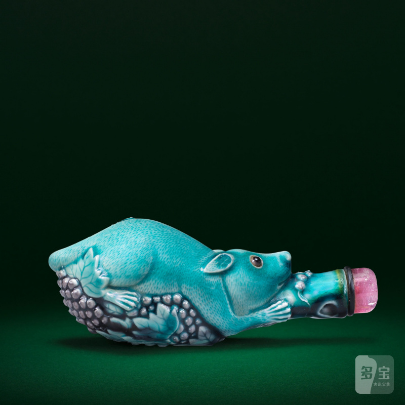 十九世紀 孔雀藍釉松鼠葡萄鼻煙壺 | A TURQUOISE-GLAZED MOULDED 'SQUIRREL AND GRAPES' SNUFF BOTTLE